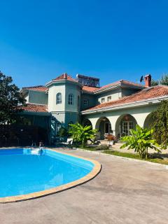 SUNNY HOUSE APARTMENTS WITH an OUTDOOR POOL AND FREE PARKING - 0