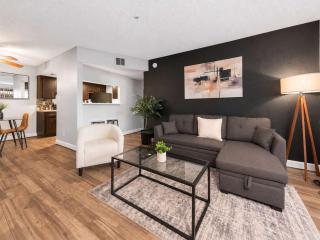 Tempe Retreat Near ASU - 2BR Pool & Gym - 2