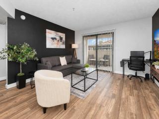 Tempe Retreat Near ASU - 2BR Pool & Gym - 3