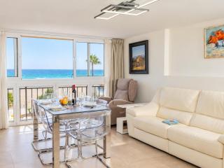 Cubo's Estepona Oceanview Apartment & Free Parking - 5