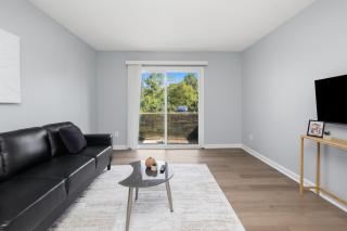 Charming Furnished Getaway - 9