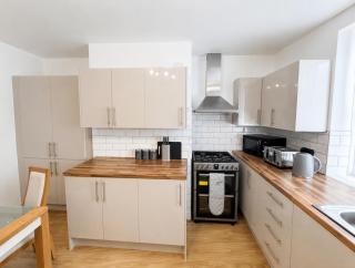 Contractors Place - Sleeps 11 - Parking, Workspace & Full Kitchen- near Huddersfieldd University & Greenhead Park - 3