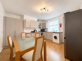Contractors Place - Sleeps 11 - Parking, Workspace & Full Kitchen- near Huddersfieldd University & Greenhead Park - 4