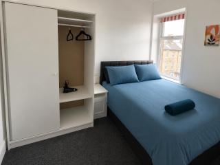 Contractors Place - Sleeps 11 - Parking, Workspace & Full Kitchen- near Huddersfieldd University & Greenhead Park - 5