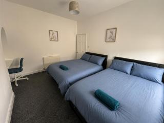 Contractors Place - Sleeps 11 - Parking, Workspace & Full Kitchen- near Huddersfieldd University & Greenhead Park - 7