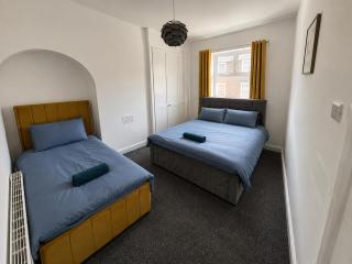 Contractors Place - Sleeps 11 - Parking, Workspace & Full Kitchen- near Huddersfieldd University & Greenhead Park - 8