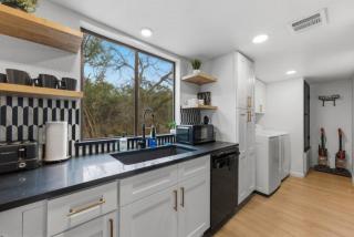 The Modern Family Retreat Sleeps 6 - 1