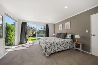 Burgundy Escape -Sunny house , Pool Access - 7