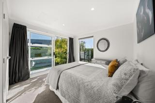Burgundy Escape -Sunny house , Pool Access - 5