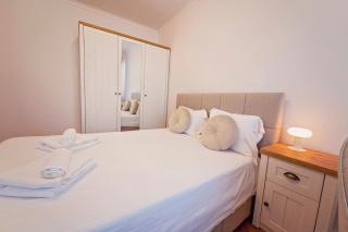 Sea View 2BD Apartment next to Sea Garden by ApartMAX - 6