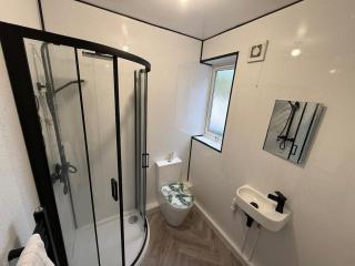 Spacious flat Leeds Bradford airport - 2