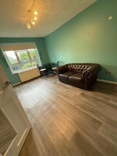 Spacious flat Leeds Bradford airport - 1