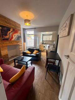Spacious 3-Bed House Close to Derby City Centre - 9