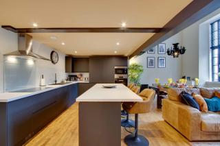 Stunning 3 bedroom apartment with pool table - 3