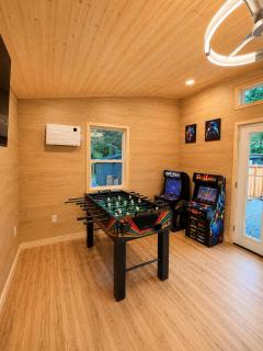Log cabin at Rainier with hot, tub, sauna, and gym - 2