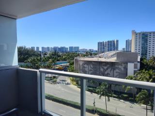 Estudios con y sin balcón en Sunny Isles Beach - 2