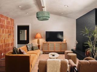 Casa Peña Designer 3BR Retreat w Fire Pit - 0