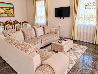 Yuti Homestay - Stunning 3BR Apartment with Pool - Sleeps 6 - Prime Location - 9