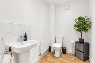 Contractor, Close to A419, M4, Stylish 3BR House, Fast WiFi, Sleeps 6, Free Parking, Cotswolds Families - 1