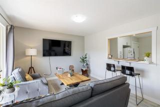 Excellent Location Cozy Room Rentals - 3bd Main Floor suite - 8