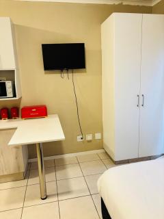 The Midrand Nest - Chic Bachelor Pad - 1