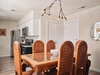 Casa Peña Designer 3BR Retreat w Fire Pit - Austin - 1