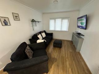Spacious 1bed Apartment Close To Town - Ifield - 4
