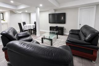 Cozy 2-Bedroom Brampton Basement Suite with Private Entry, Full Kitchen, WiFi, Laundry & Backyard Patio - 10 Mins to Mount Pleasant GO Station - Ideal for Small Families & Long Stays! - 0