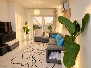WOW 3BR Home for 10 Guests Near Ben Thanh - 1