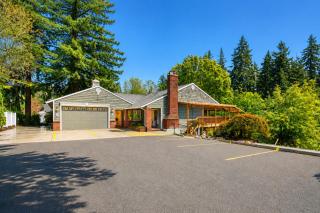 Tranquil Riverfront Retreat - 9
