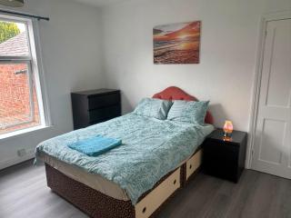 Spacious 3-Bed House Close to Derby City Centre - 3