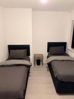 Huge Driveway and Easy Access to BHX Airport, NEC and HS2 - 1