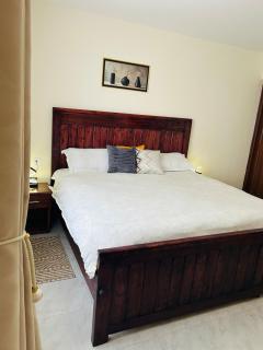 Lakeside family home - 9