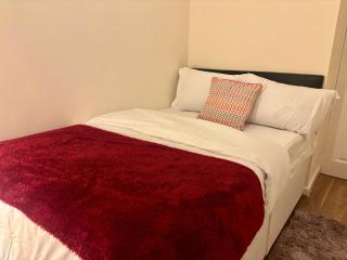 Stylish 2-Bed Wolverhampton Home - Sleeps 4 - 1