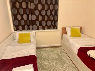 Stylish 2-Bed Wolverhampton Home - Sleeps 4 - 2