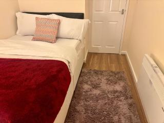 Stylish 2-Bed Wolverhampton Home - Sleeps 4 - 5
