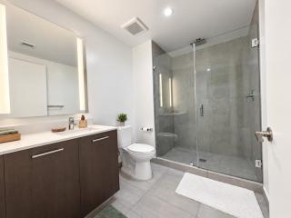 Downtown Miami 1BR Wraparound Balcony, Pool and Gym - 6