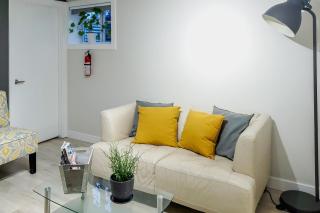 Excellent Location Cozy Room Rentals - 3bd Basement Suite - 3