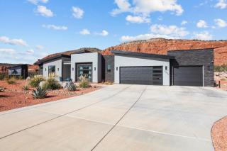 Modern Red Cliff Home with Private Pool - 0