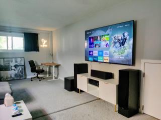 Lombard Retreat a Modern Lux 3Br 2B Home Near Hwy Shops Restaurants - 1