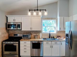 Lombard Retreat a Modern Lux 3Br 2B Home Near Hwy Shops Restaurants - 2