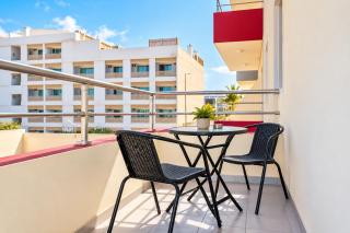 Beachside with Balcony in Estoril Beach - Best in the island - 9