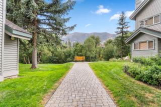 2BR Condo for 6 w Shared Hot Tub Near Mtn & Lakes - 8