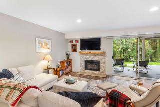 2BR Condo for 6 w Shared Hot Tub Near Mtn & Lakes - 5