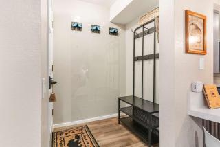 2BR Condo for 6 w Shared Hot Tub Near Mtn & Lakes - 3