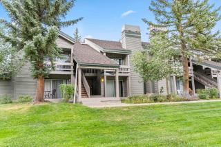 2BR Condo for 6 w Shared Hot Tub Near Mtn & Lakes - 7