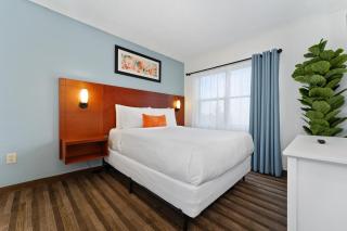 Tranquil Garden View 2 Bed 2 Bath Balcony Condo 7 Min to Universal - 8