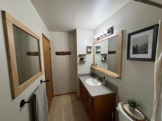Pine & Peak Hot Tub Private Lake 19 Acres Near Cranbrook - 2