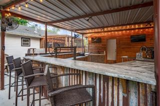 Hot Tub + Outdoor Kitchen: Stylish Home in Bryan - 8
