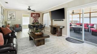 Hot Tub + Outdoor Kitchen: Stylish Home in Bryan - 7